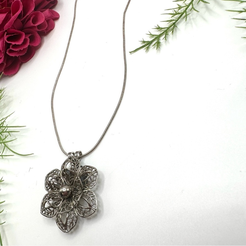 NEW⚜️Blooming Flower Lace Charm Necklace - Picture 3 of 7